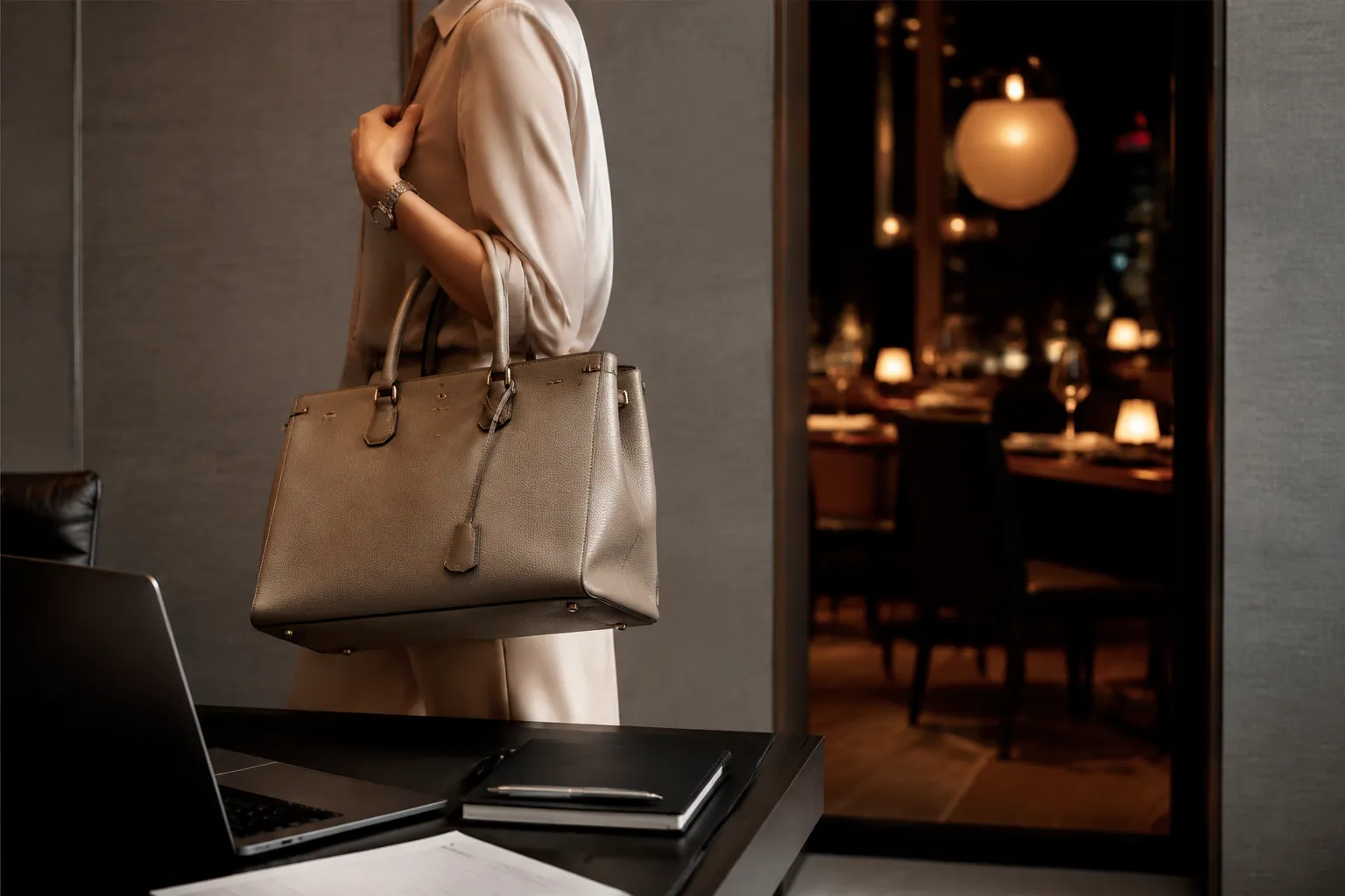 Do escritório ao jantar: a bolsa de luxo que trabalha por você