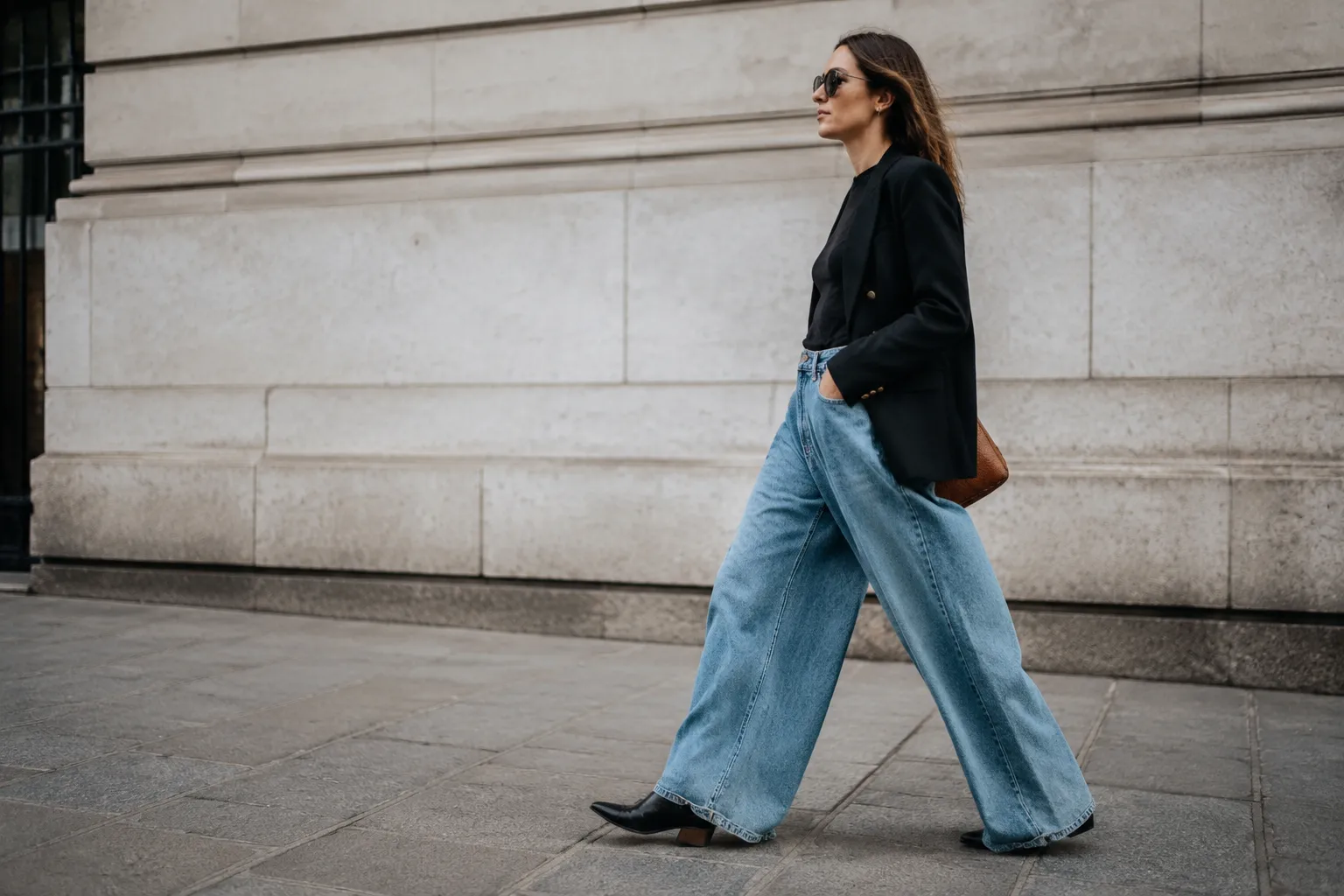O Renascimento do Jeans Largo: A Tendência Democrática do Luxo