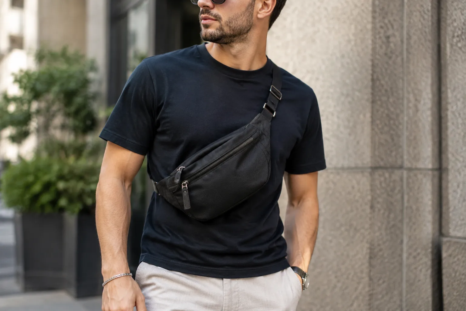 Pochete masculina: do hype ao clássico, como usar sem parecer turista