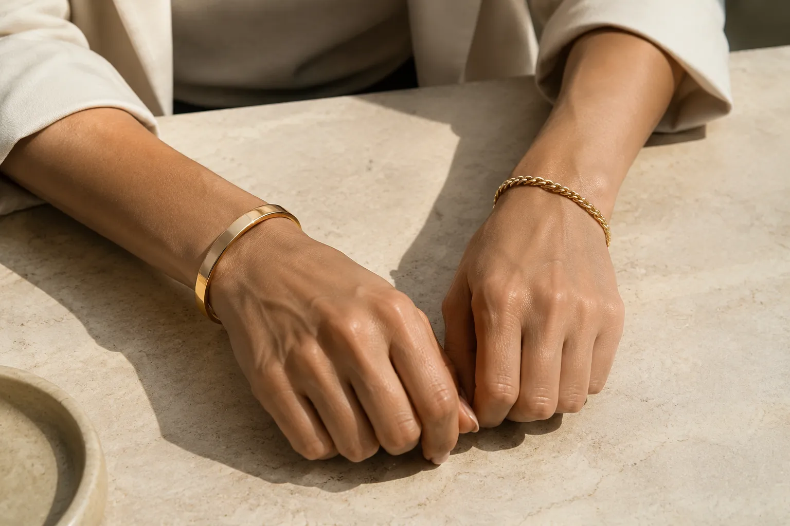 Pulseira rígida vs. corrente maleável: qual se adapta melhor ao seu punho?
