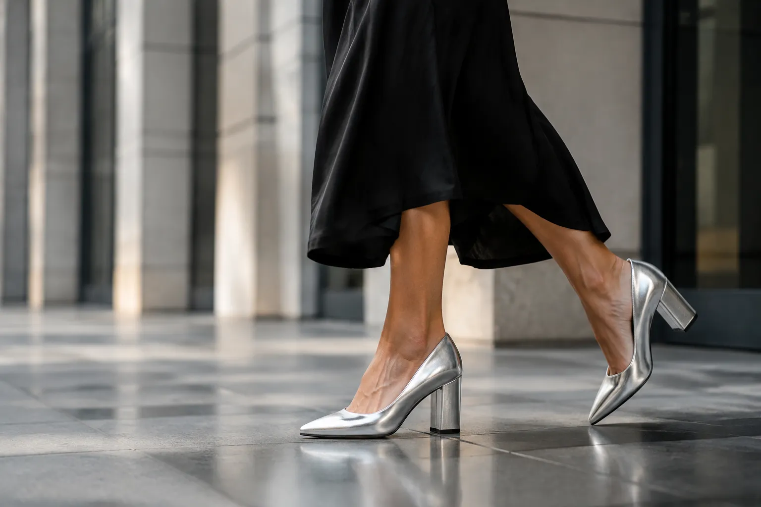 Sapatos prateados: o brilho que moderniza qualquer look